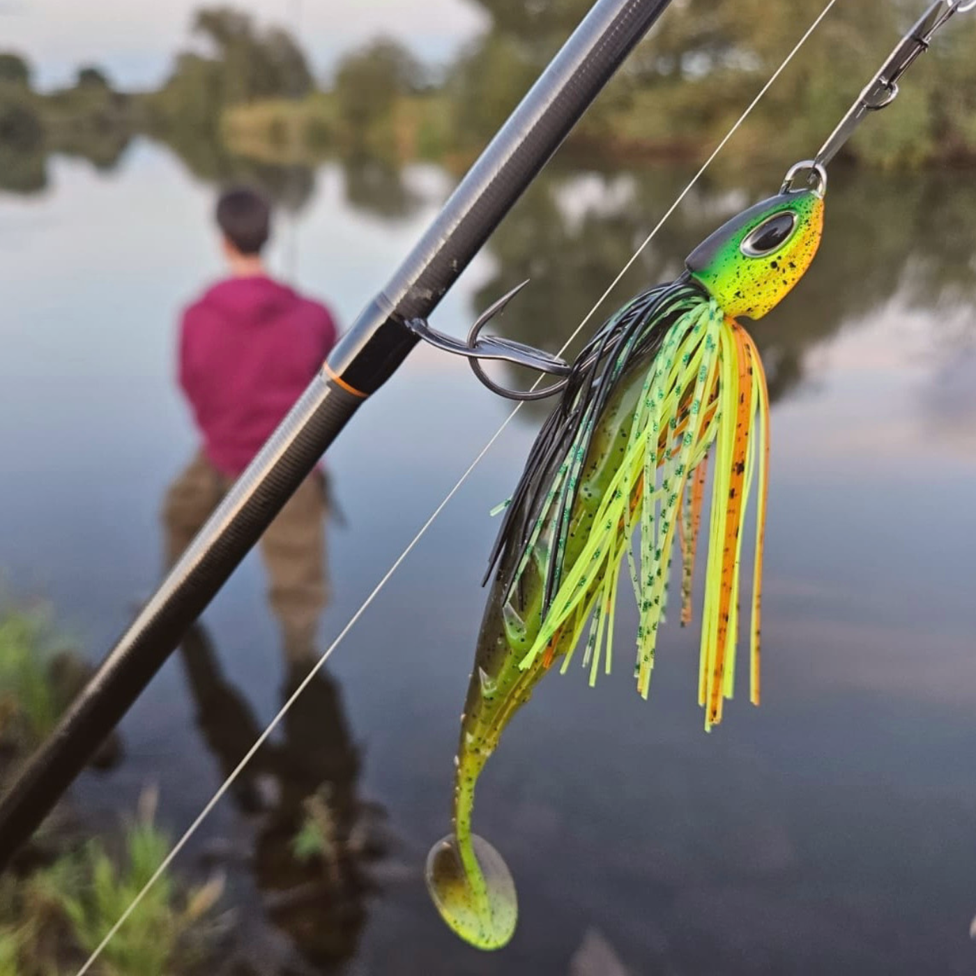 Köder an Rute mit Fluss 